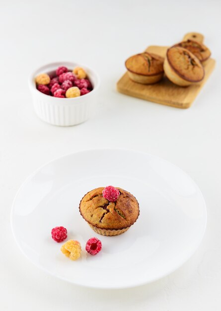 Cupcakes de harina de coco y almendras con frambuesas.