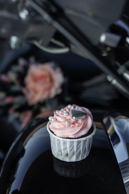 Cupcakes im Grunge-Stil mit schwarzer und rosa Creme