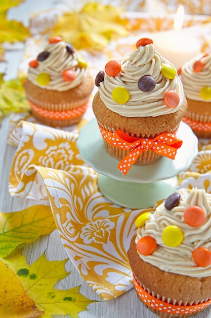 Cupcakes de mantequilla de maní decorados para las vacaciones de otoño