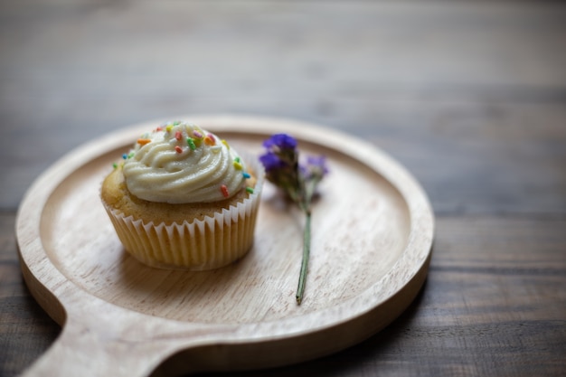 cupcakes en la mesa de madera