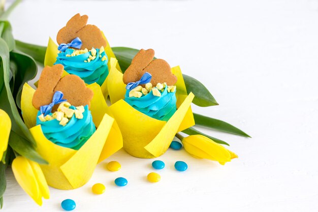 Cupcakes mit blauer Sahne