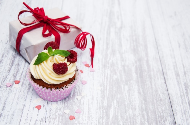 Cupcakes mit frischen Beeren und Geschenkbox