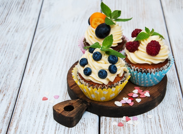 Cupcakes mit frischen Beeren