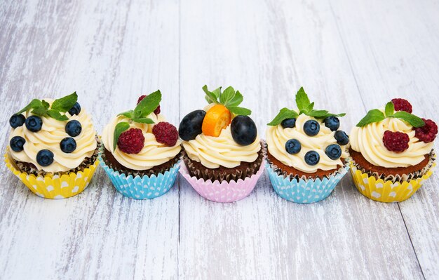 Foto cupcakes mit frischen beeren