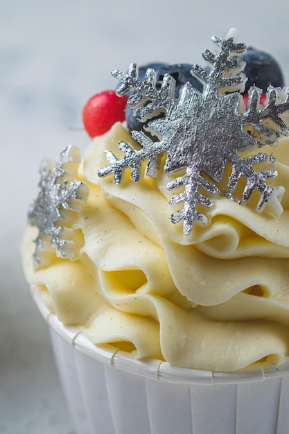 Cupcakes mit Frischkäsecreme und Erdnuss-Karamell-Füllung. Weihnachtsgeschenksets mit Desserts. Kuchen im Neujahrsdekor.