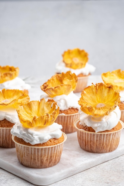 Cupcakes mit getrockneten Ananasblüten