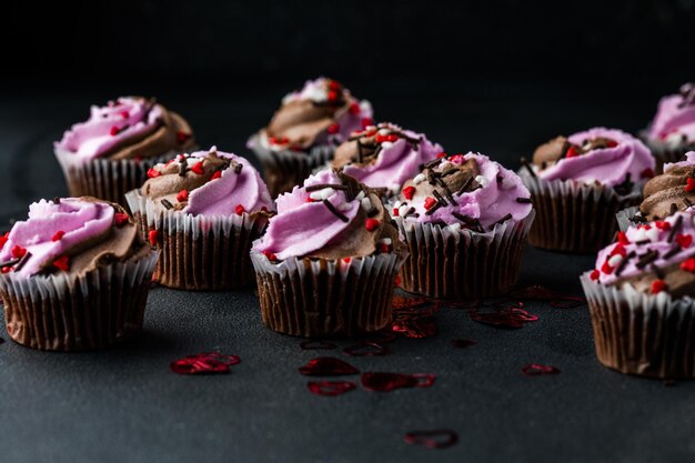 Cupcakes mit herzförmiger Dekoration