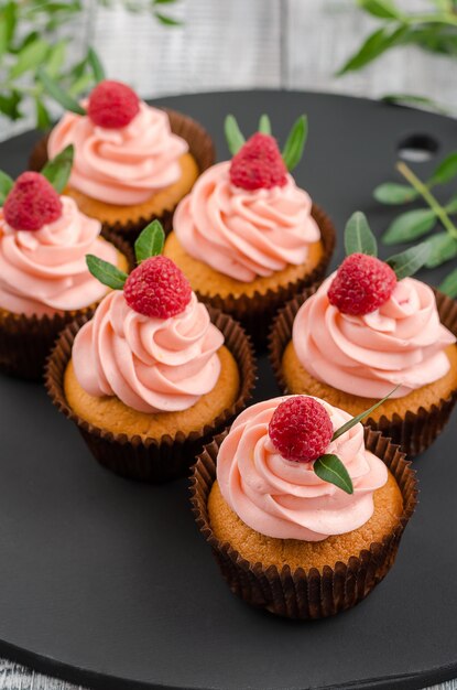 Cupcakes mit Himbeercreme.