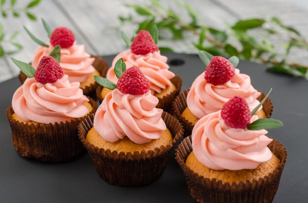 Cupcakes mit Himbeercreme.