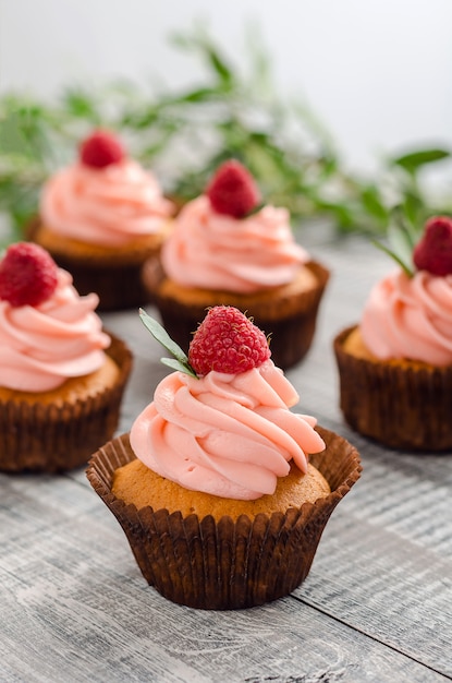 Cupcakes mit Himbeercreme.