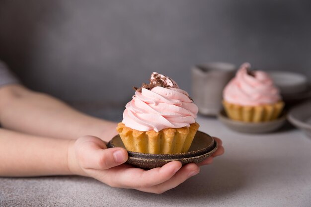 Cupcakes mit rosa Baisers obendrauf. Hochzeit, Valentinstag süßes Essen Konzept. Russisches Kuchentörtchen. Desserts und Süßigkeiten