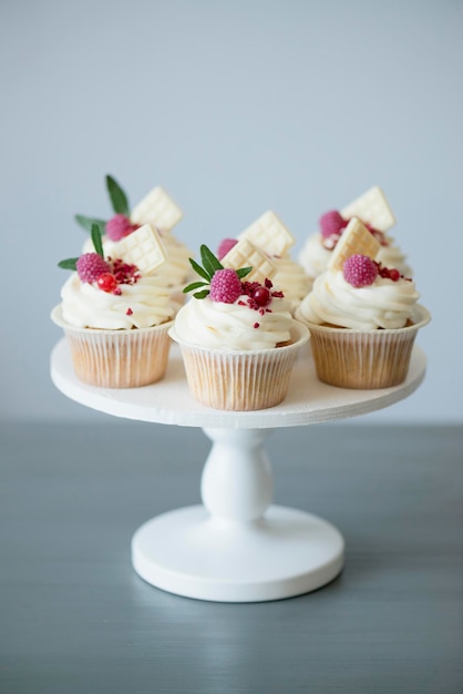 Cupcakes mit Sahne auf dem Tisch backen