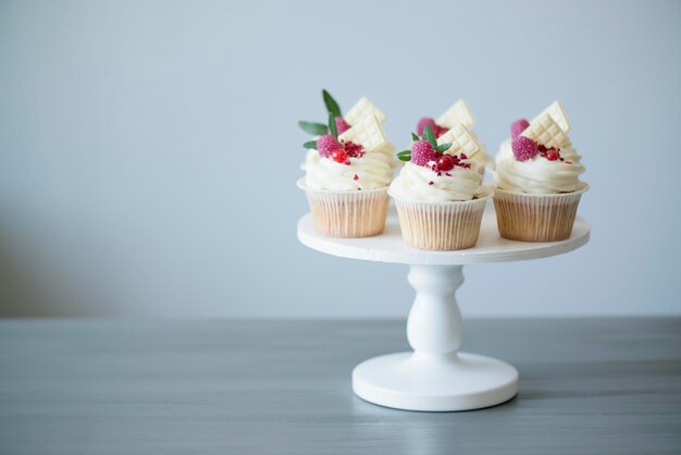 Cupcakes mit Sahne auf dem Tisch backen