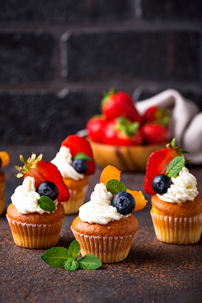 Cupcakes mit Sahne und Beeren