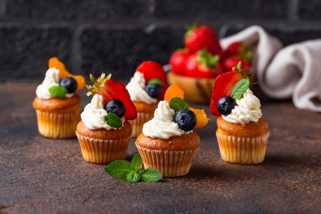 Cupcakes mit Sahne und Beeren