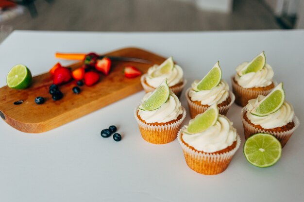 Cupcakes mit Sahne und Limette