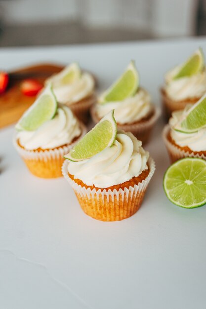 Cupcakes mit Sahne und Limette