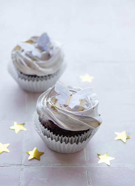 Cupcakes mit Schmetterlingsdekorationen