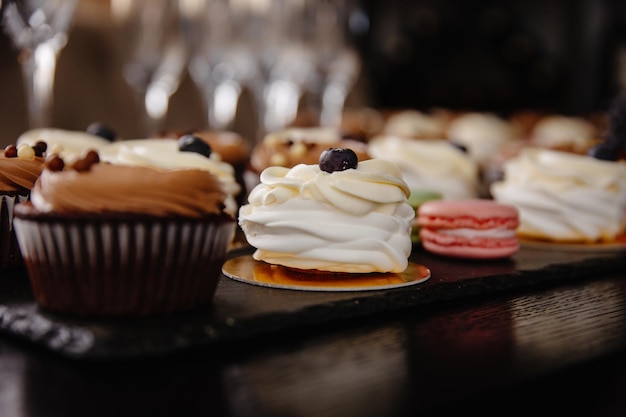 Cupcakes mit Schokoladenglasur leckere Desserts auf dem Tisch