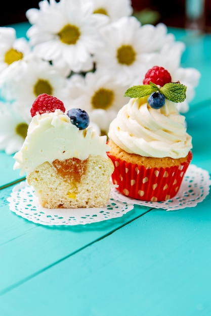 Cupcakes mit Sommerbeeren