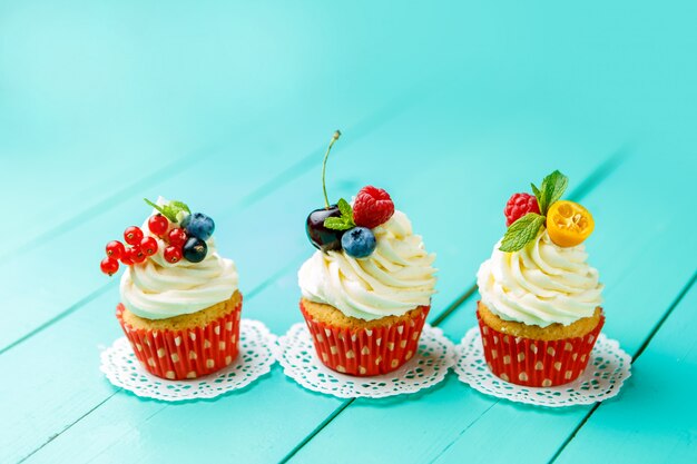 Cupcakes mit Sommerbeeren