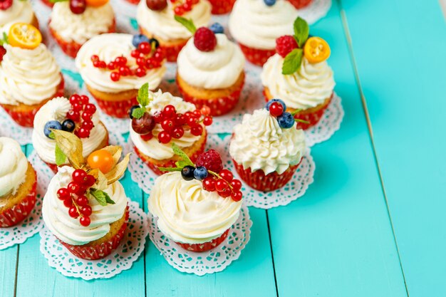 Cupcakes mit Sommerbeeren