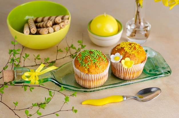 Cupcakes mit Streuseln und Blumen verziert