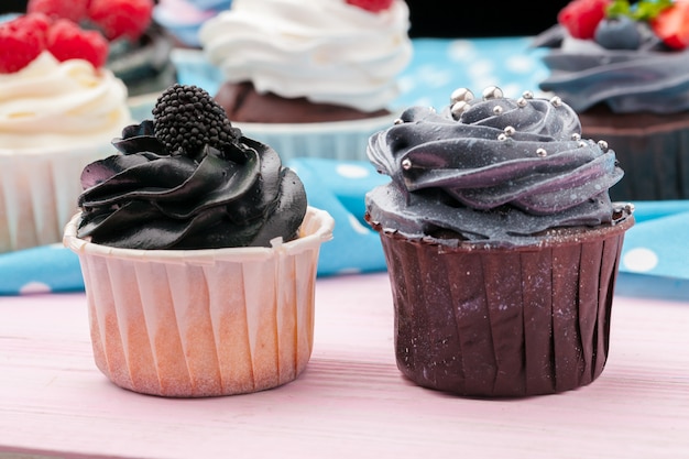 Cupcakes mit Streuseln und Zuckerguss dekoriert -, Nahaufnahme