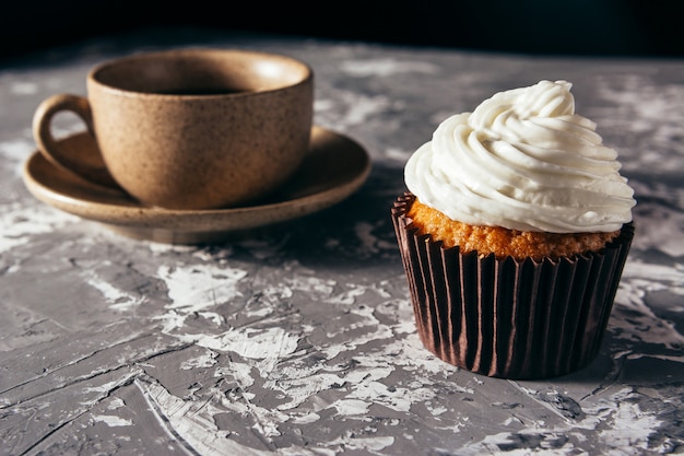 Cupcakes mit Tassen Kaffee.