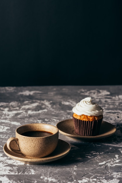 Cupcakes mit Tassen Kaffee.