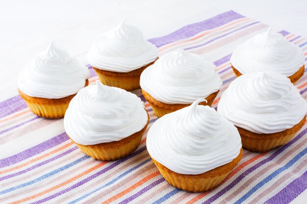 Cupcakes mit weißer Schlagsahne