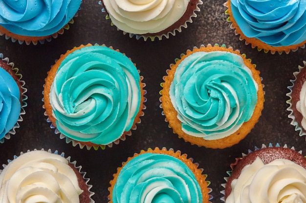 Cupcakes mit Zuckerguss aus Türkis und weißer Buttercreme