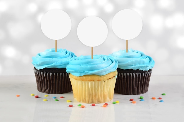 Cupcakes Mockup mit drei blau bereiften Cupcakes