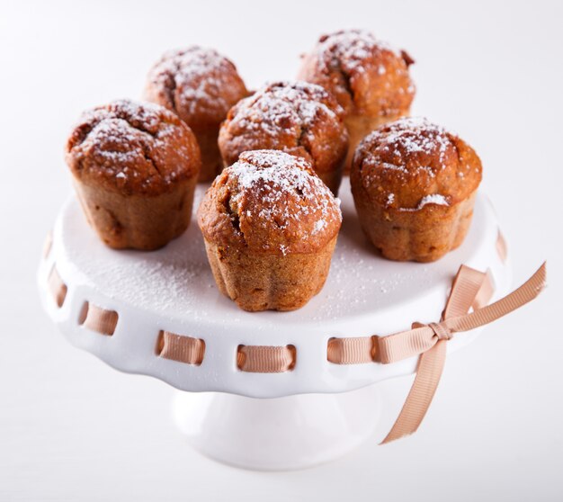 Cupcakes, Muffins, Gebäck auf einem weißen Stand