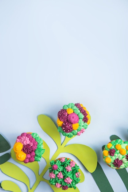 Cupcakes multicoloridos com decoração como plantas suculentas de interior