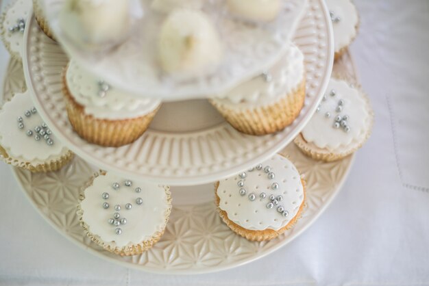 Cupcakes na mesa - batismo