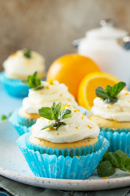 Cupcakes de naranja con crema de cuajada en el espacio de copia de la mesa festiva de Navidad