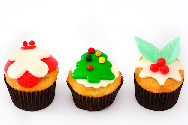 Foto cupcakes de navidad aislado sobre fondo blanco.