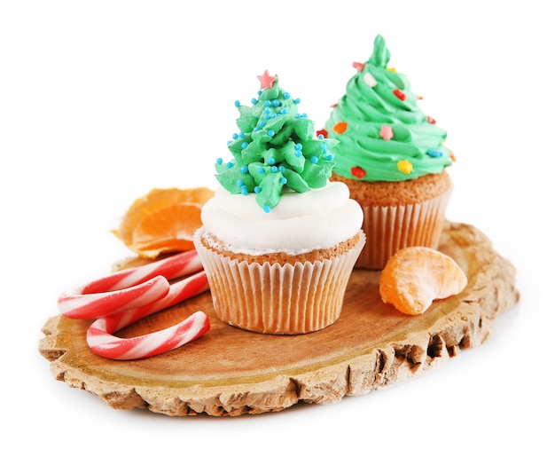 Cupcakes de Navidad aislados en blanco