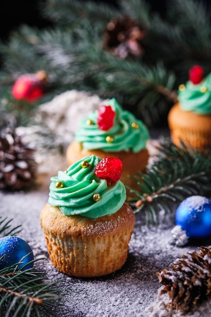 Foto cupcakes de navidad en un bosque nevado y festivo. postre para la celebración de navidad y año nuevo.