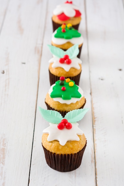 Cupcakes de Navidad en mesa de madera blanca