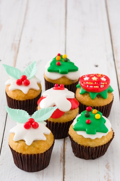 Cupcakes de Navidad en mesa de madera blanca