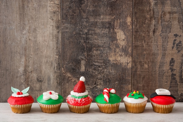 Cupcakes de Navidad en mesa de madera