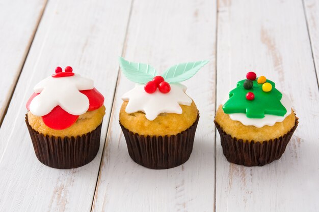 Cupcakes de Navidad en mesa de mesa de madera blanca