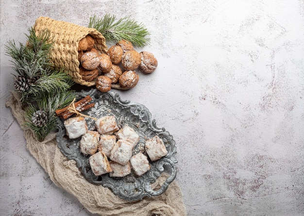 cupcakes navideños de nuez en una mesa de madera. vista desde arriba