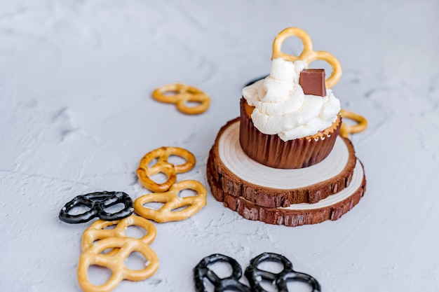 Cupcakes ou muffins caseiros com chocolate, morangos e pretzels