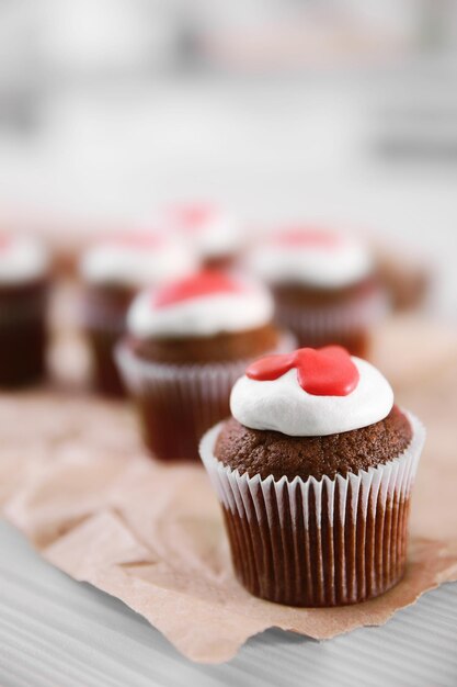 Cupcakes en papel artesanal sobre un fondo de madera clara