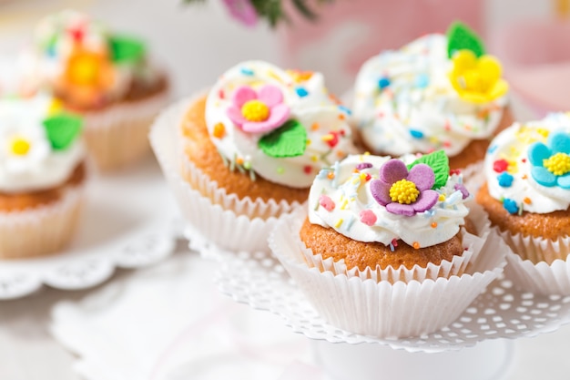 Cupcakes de Pascua con flores de azucar