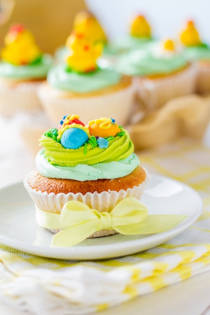 Cupcakes de Pascua en mesa de madera blanca