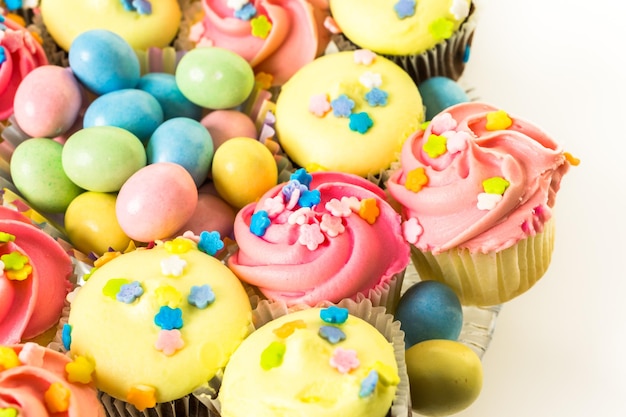 Cupcakes de Pascua en miniatura con colores pastel.